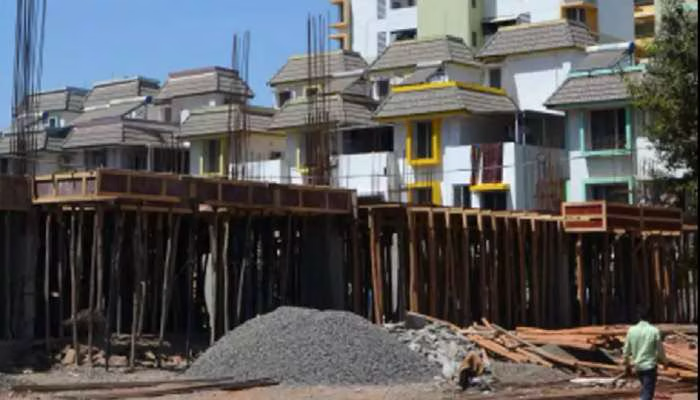 मालपोत कार्यालयमा घरजग्गा स्रेस्ता कायम गर्ने प्रक्रिया देखाउने सरकारी कर्मचारी।